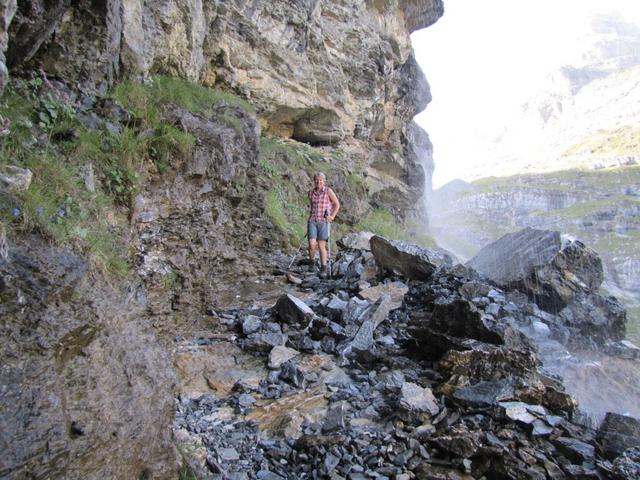 hier heisst es schnell laufen. Mehrere Bäche stürzen von weit oben auf den Wanderweg