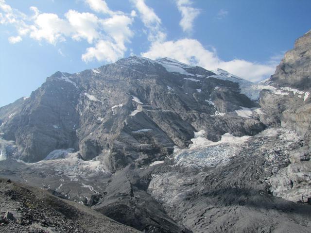 Blick aufwärts zur Blüemlisalp, mit der gewaltigen Nordwand des Morgenhorns