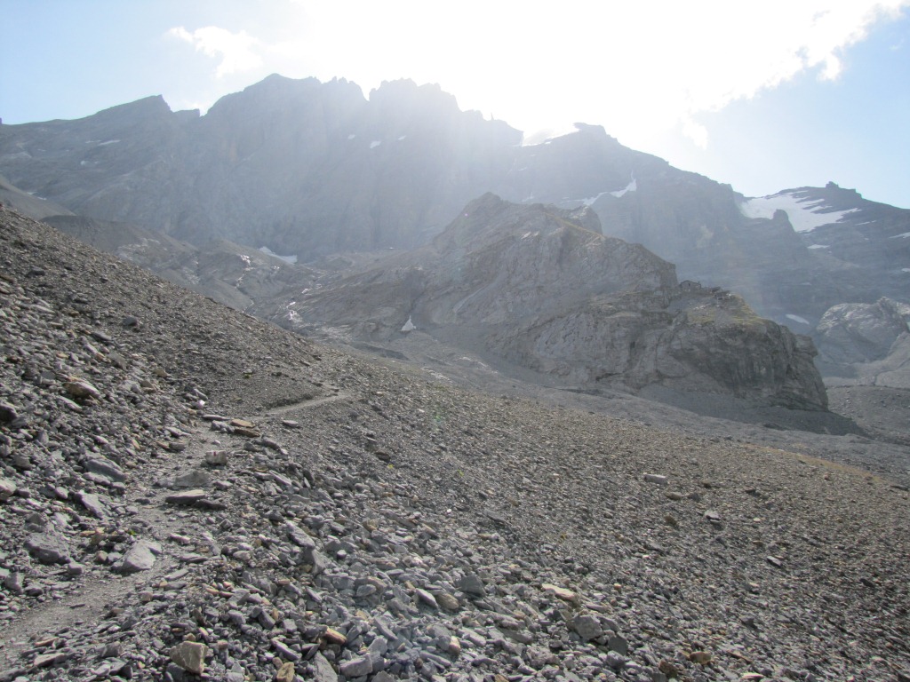 bei Punkt 2331 m.ü.M. mit Blick zur Gspaltenhornhütte, im Hintergrund der Gspaltenhorn