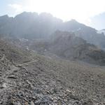 bei Punkt 2331 m.ü.M. mit Blick zur Gspaltenhornhütte, im Hintergrund der Gspaltenhorn