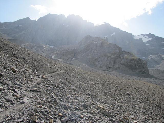 bei Punkt 2331 m.ü.M. mit Blick zur Gspaltenhornhütte, im Hintergrund der Gspaltenhorn