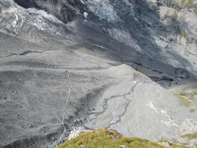 Blick von der Gspaltenhornhütte runter zum Moränenweg, den wir nacher unter die Füsse nehmen