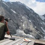Franco bestaunt durch einen Feldstecher ein Gletscherabruch