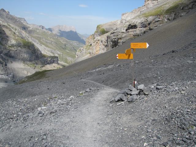 und erreichen die Kreuzung direkt unterhalb der Hütte. Hier biegen wir links ab zum Moränenweg