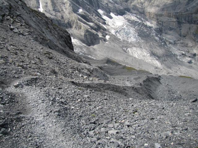 auf Schotter aber gut erstellten Weg, wandern wir Richtung Gamchigletscher