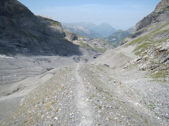 auf der Moräne wandert man nun abwärts bis zu Punkt 2107 m.ü.M.