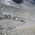 Blick runter zum toten Gamchigletscher. Der Gletscher ist mit Schutt überdeckt