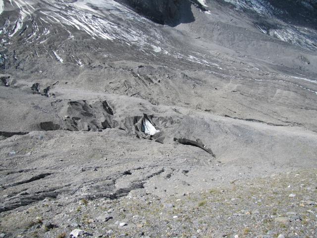 Blick runter zum toten Gamchigletscher. Der Gletscher ist mit Schutt überdeckt