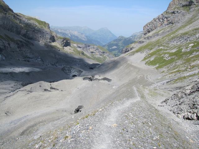 auf dem Moränenweg geht es weiter runter