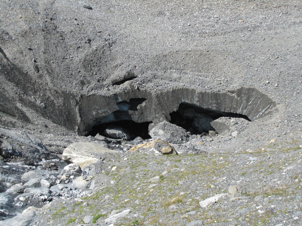 der Bach fliesst direkt in den Gamchigletscher hinein