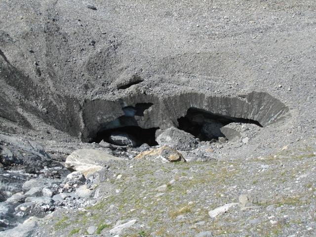 der Bach fliesst direkt in den Gamchigletscher hinein