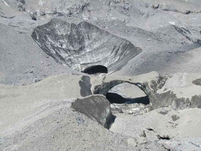 Blick hinunter zum Gamchigletscher. Schöne Gletscherbrücke