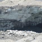 auf diesem Foto gut ersichtlich. Der Gletscher ist mit einer dicken Schuttschicht bedeckt