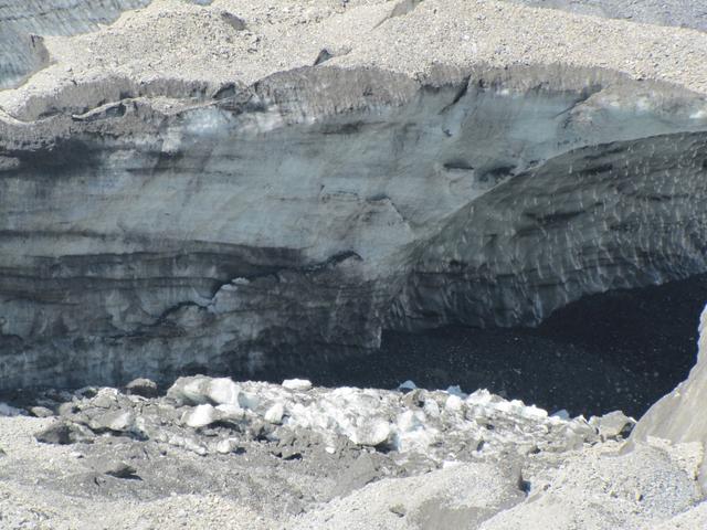 auf diesem Foto gut ersichtlich. Der Gletscher ist mit einer dicken Schuttschicht bedeckt