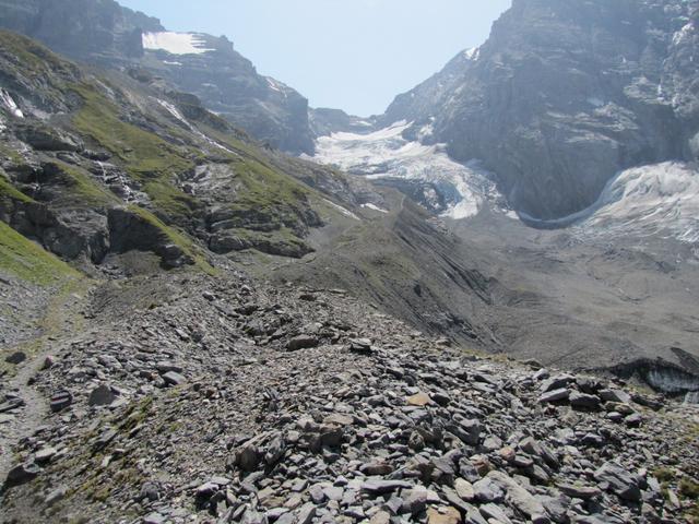 Blick zurück zur Gamchilücke. Gut ersichtlich der Moränenweg