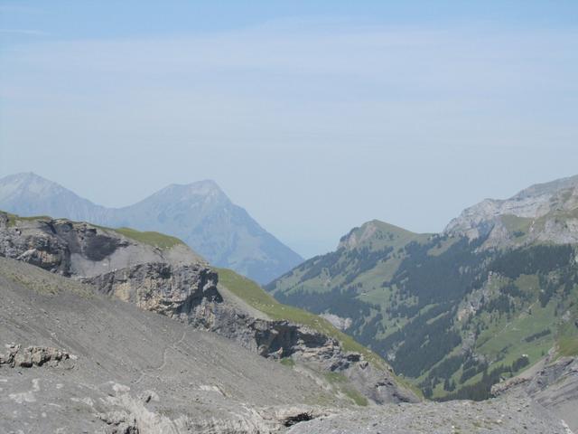 hier nur Stein und Geröll. Auf der anderen Seite vom Tal, grüne Weiden und Wiesen