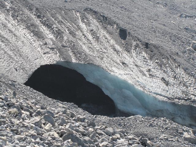 überall Eis, Geröll, Wasser, und Spalten 