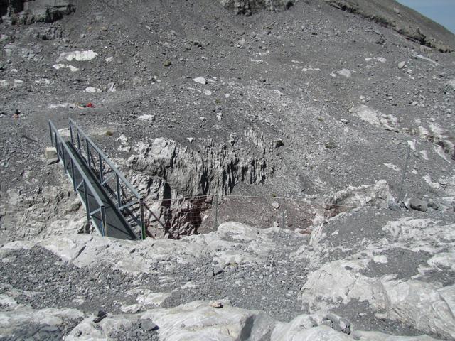 die kleine Schlucht wird über diese solide Eisenbrücke überquert