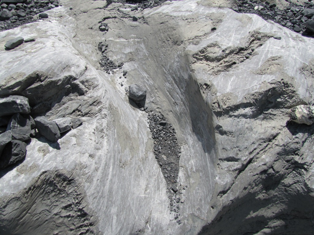 überall gut ersichtlich die Kraft von Wasser und Eis. Blank vom Eis glatt geschliffene Felsen können bestaunt werden