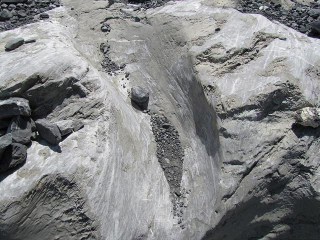 überall gut ersichtlich die Kraft von Wasser und Eis. Blank vom Eis glatt geschliffene Felsen können bestaunt werden