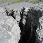 der Gletscherbach hat hier einen 30 Meter tiefen gruseligen Schlund aus dem Kalkfelsen gewaschen