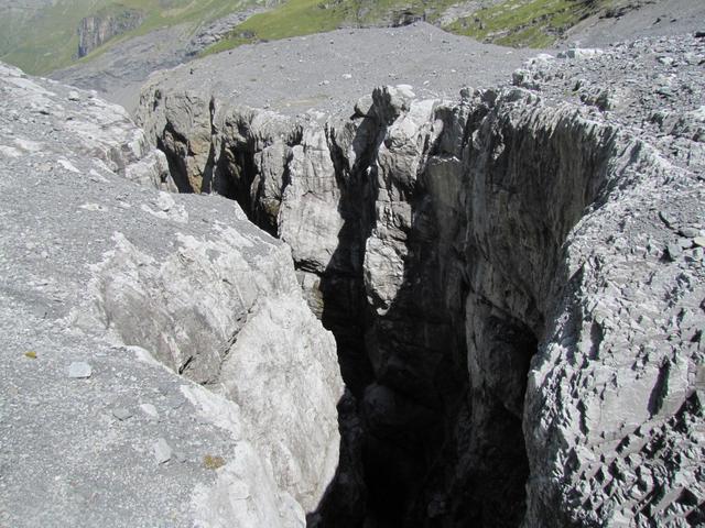 der Gletscherbach hat hier einen 30 Meter tiefen gruseligen Schlund aus dem Kalkfelsen gewaschen