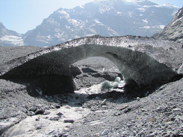 eine sehr schöne Gletscherbrücke ist auch vorhanden