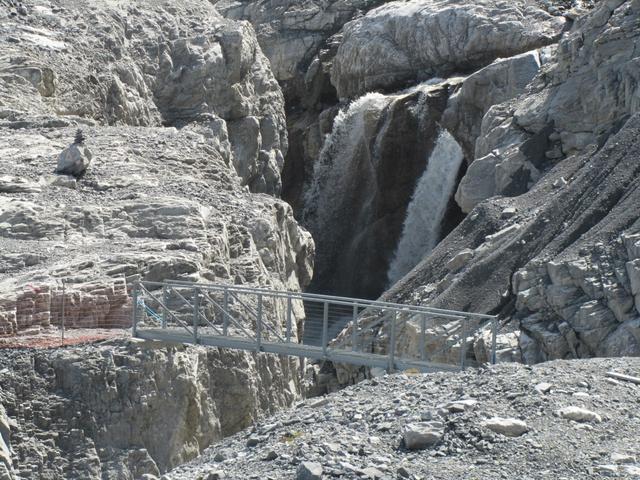 Blick zurück zur Brücke die über die Schlucht führt