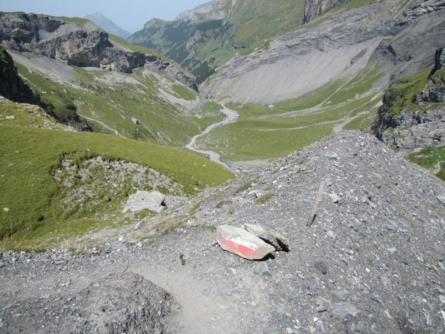 bei Punkt 2033 m.ü.M. ändert die Gegend frapant. Hier noch Geröll und Schutt...