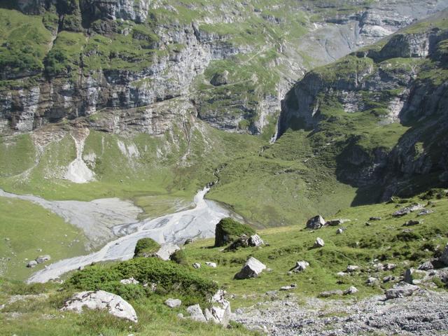 der Gletscherbach den wir vorher über die Brücke überquert haben, ergiesst sich in die Schwemmebene von Gamchi