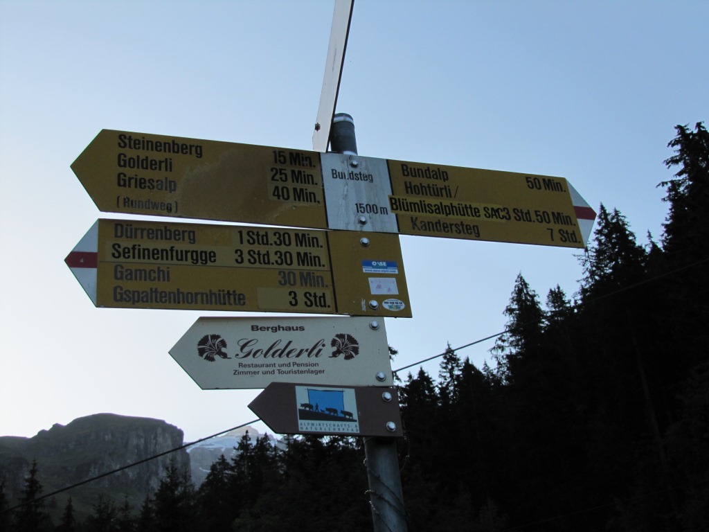 Wegweiser bei Bundsteg 1500 m.ü.M. unser nächstes Ziel die Bundalp