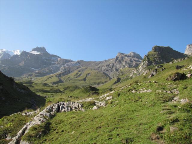 Blick zur Wildi Frau und dem Hohtürli. Die Blüemlisalphütte ist auch schon ersichtlich