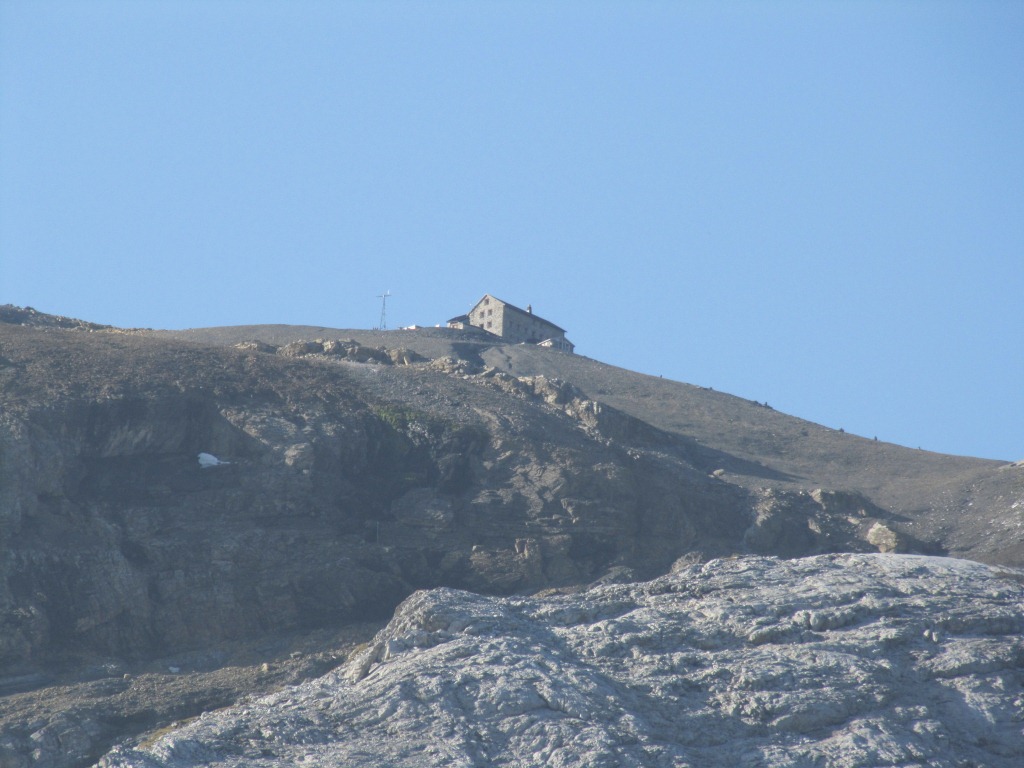 die Blüemlisalphütte herangezoomt. Viele Höhenmeter sind aber noch zu bewältigen, bevor wir vor der Hütte stehen können