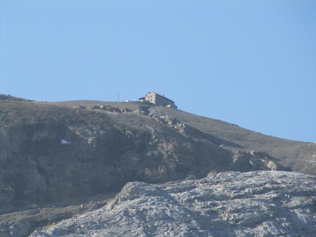 die Blüemlisalphütte herangezoomt. Viele Höhenmeter sind aber noch zu bewältigen, bevor wir vor der Hütte stehen können