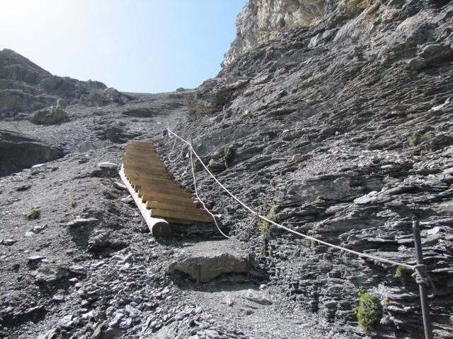 die erste Holztreppe erscheint vor uns