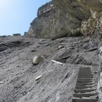 im Zick-Zack führt der Bergpfad über Treppen zum Hohtürli