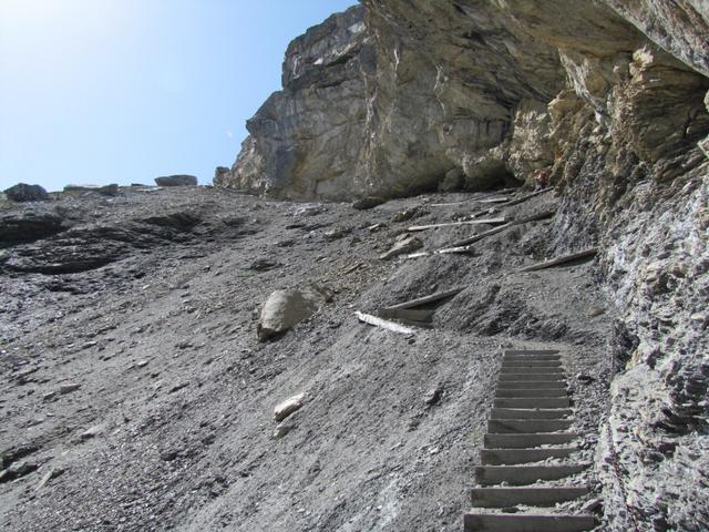 im Zick-Zack führt der Bergpfad über Treppen zum Hohtürli