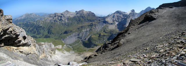 schönes Breitbildfoto vom Hohtürli aus gesehen, Richtung Kiental mit Zahm- Wild Andrist, Hundshorn und Bütlasse