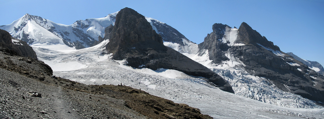 sehr schönes Breitbildfoto von Wyssi Frau, Blüemlisalphorn, Ufem Stock und Blüemlisalp-Rothorn