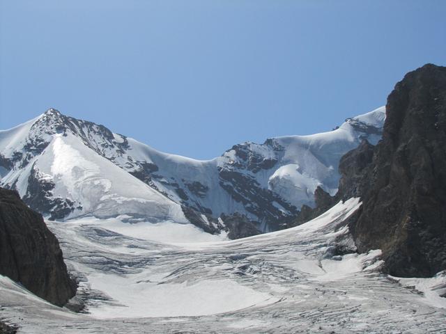 wir haben den Blüemlisalpgletscher erreicht. Den Wunsch hier zu stehen hatten wir schon seit Jahren. Endlich ehaben wir es gesc