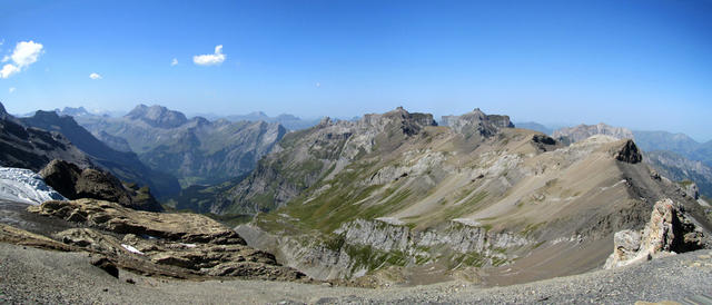 schönes Breitbildfoto von der Blüemlisalphütte aus gesehen, Richtung Dündenhorn, Oeschinensee, Bunderspitz und Gross Loner