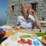 das Mittagessen ist angerichtet. Mäusi geniesst ein Aperitiv