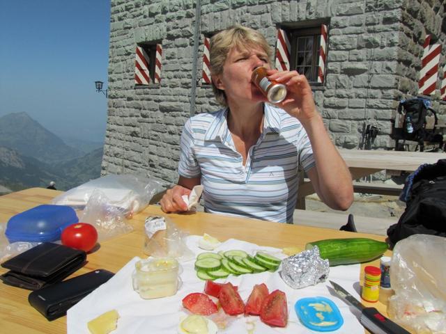 das Mittagessen ist angerichtet. Mäusi geniesst ein Aperitiv