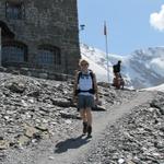 nach dem Mittagessen verlassen wir die Blüemlisalphütte