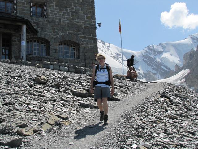 nach dem Mittagessen verlassen wir die Blüemlisalphütte