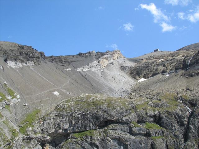 Blick zurück zum Hohtürli und der Blüemlisalphütte. Gut ersichtlich der Bergweg