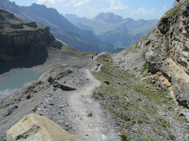 an Moränenhügel entlang führt uns der Weg weiter abwärts Richtung Oberbärgli