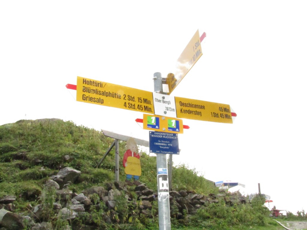 Wegweiser bei Ober Bärgli 1978 m.ü.M. Der Weg führt uns nun links haltend weiter abwärts zum Oeschinensee