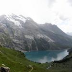 Plötzlich taucht vor uns der sehr schöne Oeschinensee auf