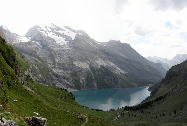 Plötzlich taucht vor uns der sehr schöne Oeschinensee auf